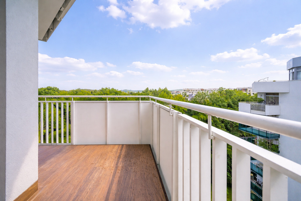 Przestronny apartament z tarasem i widokiem na las