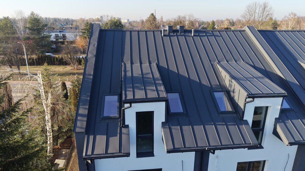 Wnętrze domu w stanie deweloperskim – salon z aneksem kuchennym