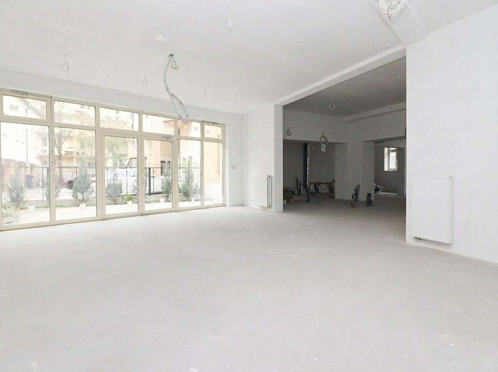 Lokal usługowy z patio w rewelacyjnej lokalizacji