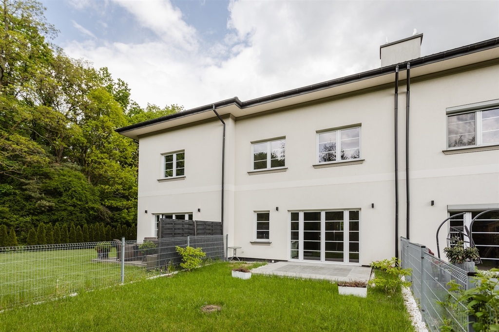 Funkcjonalny dom w sąsiedztwie Lasu Kabackiego