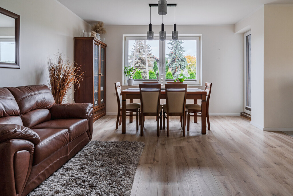 Wolnostojący dom z garażem po remoncie | Straszyn